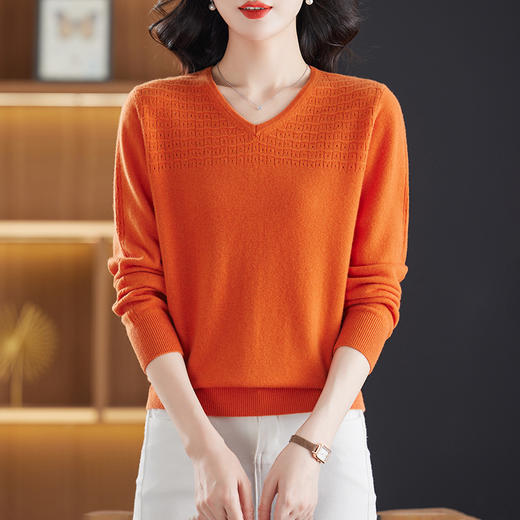 CC-13-6911时尚纯羊毛衫女秋季V领镂空软糯针织打底衫圆领宽松毛衣女 商品图3