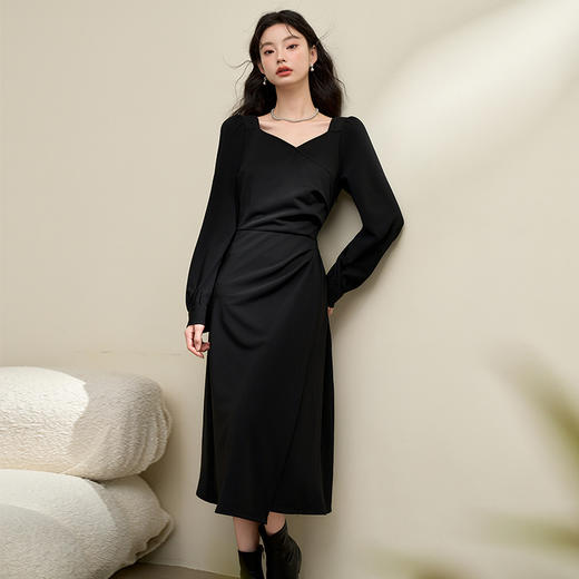 简约设计感长袖连衣裙女秋季桃心领搭片聚褶收腰针织裙V3642529 商品图3