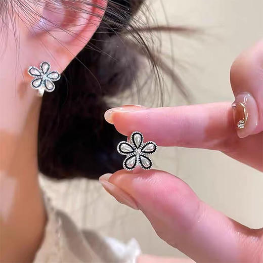 JU-D-321气质复古银白色滴釉花朵耳环女气质简约网红耳饰2024新款爆款耳扣 商品图1