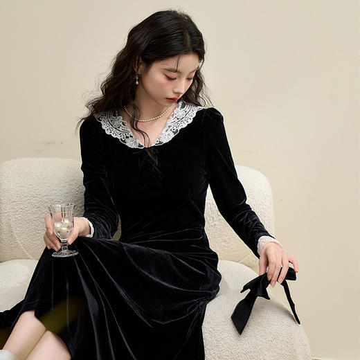 西遇黑色丝绒连衣裙女新款法式赫本风蕾丝花边小黑裙D3742660 商品图2