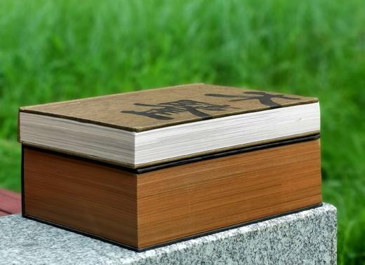 《木鉴：中国古代家具用材鉴赏》《木典：中国古代家具用材研究》，精装，16开，周默著，江苏凤凰美术出版社2021-2022年版，340+800页，分别定价：198、368元，分别售价：
95、180元。 商品图2