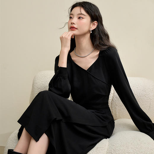 简约设计感长袖连衣裙女秋季桃心领搭片聚褶收腰针织裙V3642529 商品图2