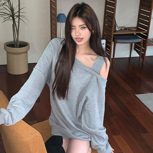 西遇斜肩灰色卫衣女秋季新款宽松套头小众长袖露肩慵懒上衣SS141054 商品图2