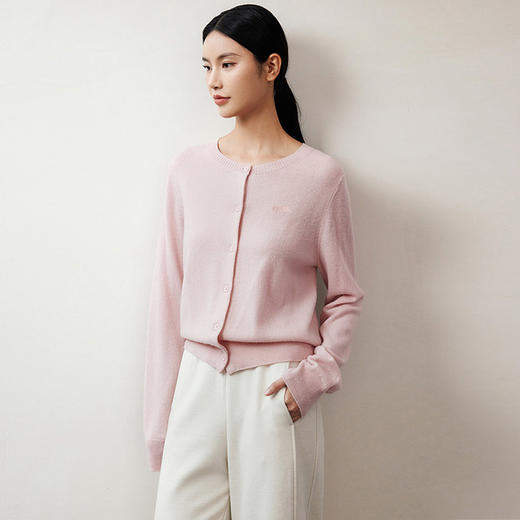 玳莎粉色圆领针织开衫女冬季简约时尚LOGO绣花羊毛衫上衣  ED33317 商品图1
