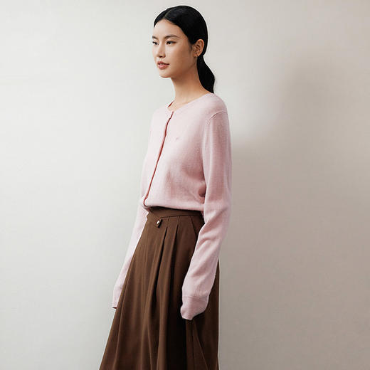 玳莎粉色圆领针织开衫女冬季简约时尚LOGO绣花羊毛衫上衣  ED33317 商品图2
