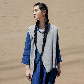 绽放561朵/早秋不规则设计感叠搭毛衫无袖背心圆领烟灰色保暖马甲