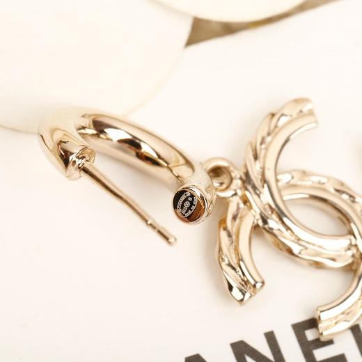 香奈儿23高级手工坊浅金色扭纹水钻双C耳钩（XJ） 商品图3