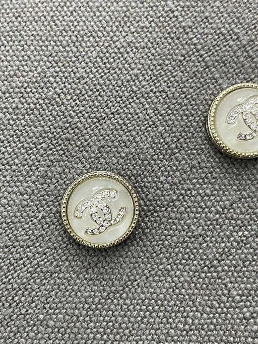 香奈儿-22早春浅金色珐琅纽扣耳钉白色（XTY） 商品图0