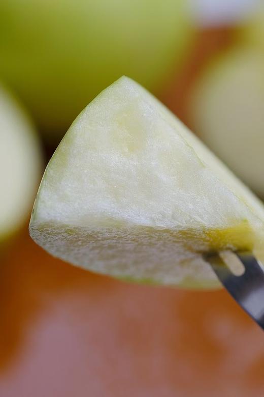 【新疆雪山水蜜桃苹果】🍏是可带皮直接吃的原生态苹果！“咔嚓”一口，✅皮薄多汁💦入口酥脆，果皮只有薄薄嫩嫩的一层👏，露出的果肉晶莹奶白，白皙透亮，超好吃的苹果，隔着屏幕都能感受到的小清新🍏 商品图1