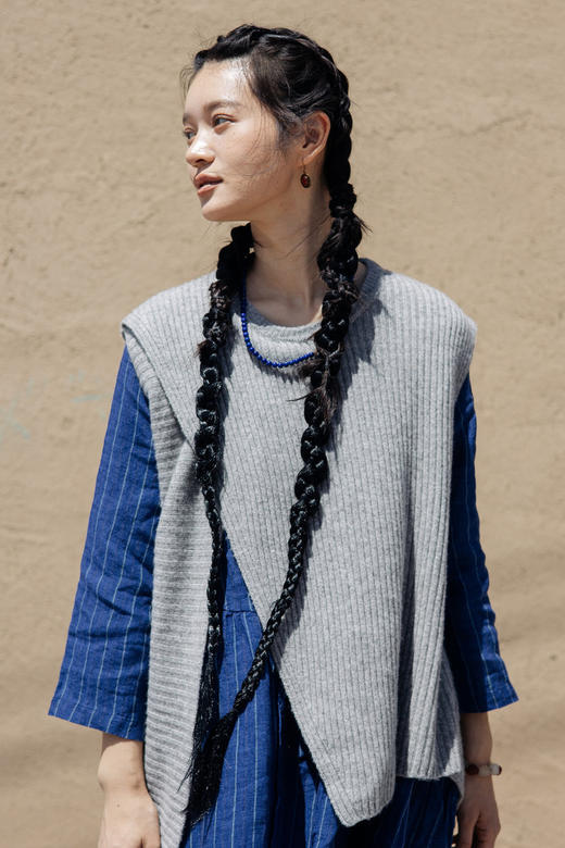 绽放561朵/早秋不规则设计感叠搭毛衫无袖背心圆领烟灰色保暖马甲 商品图5