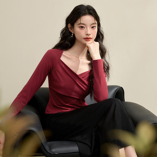 西遇法式方领长袖T恤女早春新款修身短款收腰红色露锁骨上衣D3142049 商品图0