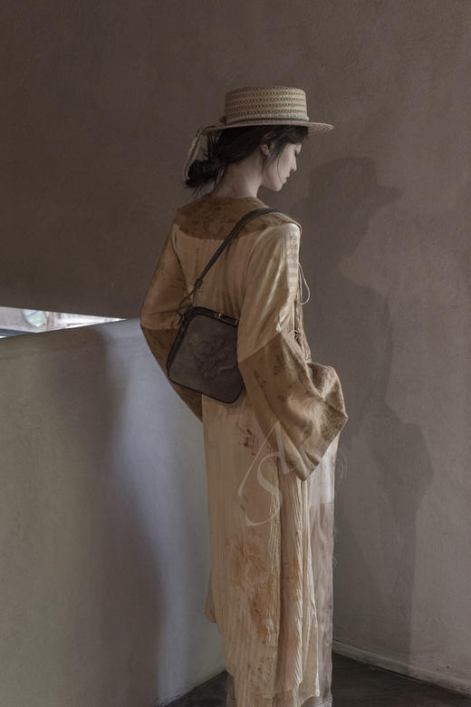 Munoz Vrandecic  浅石色小号浮雕方形包 商品图4