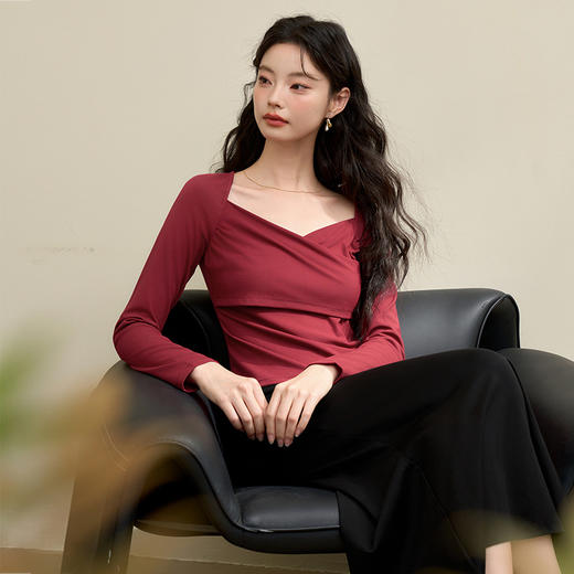 西遇法式方领长袖T恤女早春新款修身短款收腰红色露锁骨上衣D3142049 商品图2