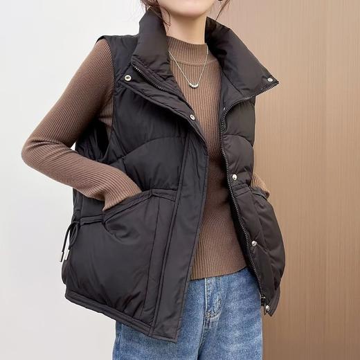 【“羽“众不同❗️百搭马夹背心】冬季新款白鸭绒品质保暖服饰，甄选高充绒量，加厚锁温，强效御寒，外穿短款时尚宽松百搭马夹背心L 商品图3