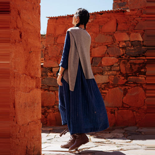 绽放561朵/早秋不规则设计感叠搭毛衫无袖背心圆领烟灰色保暖马甲 商品图3