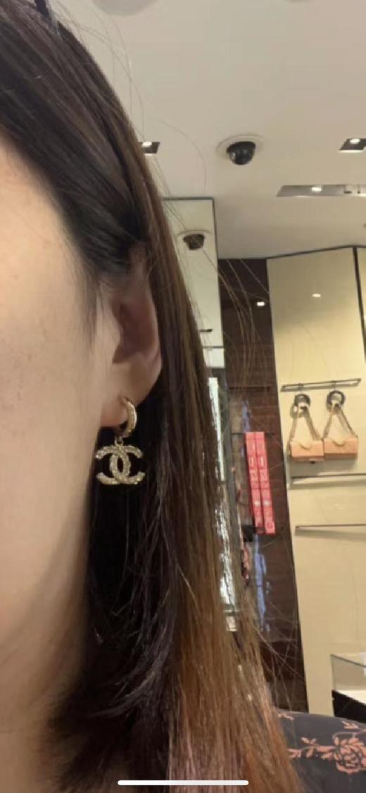 香奈儿23高级手工坊浅金色扭纹水钻双C耳钩（XJ） 商品图5