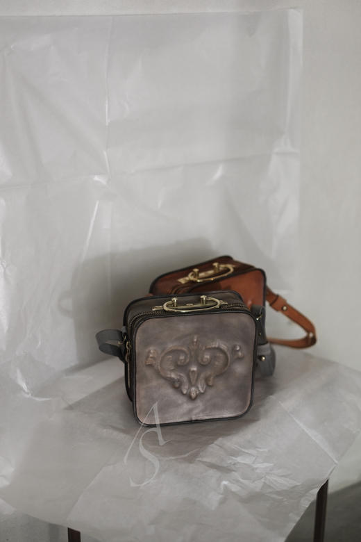 Munoz Vrandecic  浅石色小号浮雕方形包 商品图7