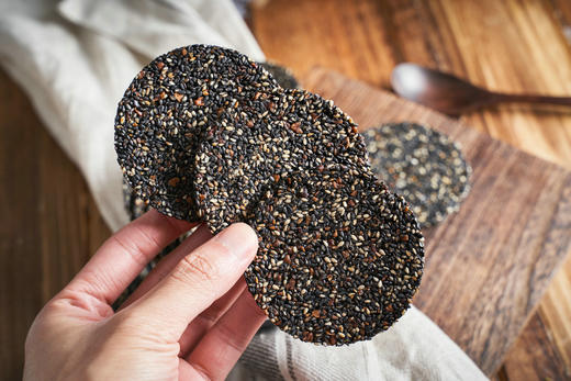 活动特价，29.9元3盒！【蜂蜜/山核桃芝麻饼】蜂蜜代替麦芽糖 鸡蛋代替面粉 满满黑芝麻 营养高钙质 手工锤压 低温烘培 多道工序 口味超赞 商品图3