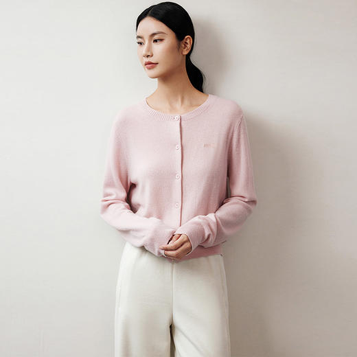 玳莎粉色圆领针织开衫女冬季简约时尚LOGO绣花羊毛衫上衣  ED33317 商品图0