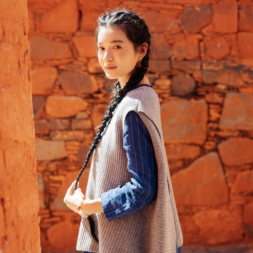 绽放561朵/早秋不规则设计感叠搭毛衫无袖背心圆领烟灰色保暖马甲 商品图1