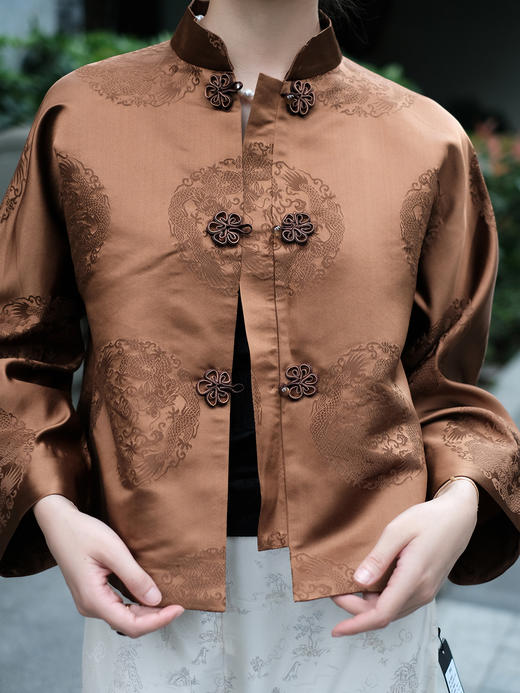 盛唐牡丹|茶褐色花蕾缎双龙团纹外套 商品图1