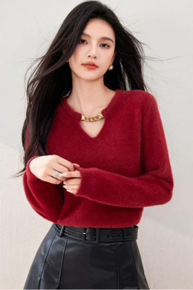 🥰🥰🥰【仿貂绒链条设计感显瘦针织上衣】😉1、仿貂绒材质柔软细腻，触感舒适🌸，给人温暖感 🌈~2、链条设计💨💨：为上衣增添了独特的时尚感和