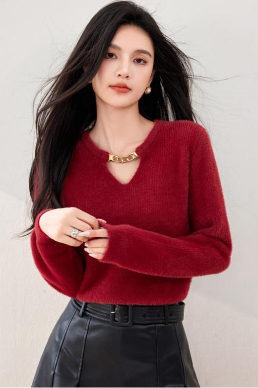 🥰🥰🥰【仿貂绒链条设计感显瘦针织上衣】😉1、仿貂绒材质柔软细腻，触感舒适🌸，给人温暖感 🌈~2、链条设计💨💨：为上衣增添了独特的时尚感和 商品图0