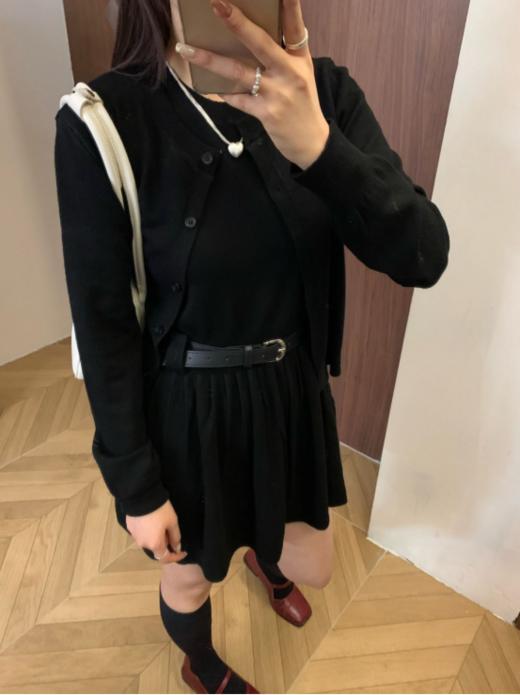 🌿【岚可可法式针织背心裙开衫两件套】🌸1、宽松版型包容一切身材💕，基础双色百搭不挑人~ 🌞🌞🌞 2、英式留学风格，轻轻松松穿出韩剧校园女主款✅✅✅  商品图4