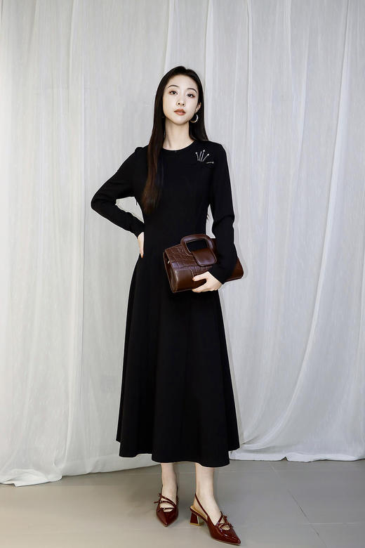 空气层收腰漆黑色连衣裙HJ3S92 商品图4