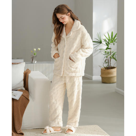 <有书独家>芬腾珊瑚绒女士睡衣秋冬加绒加厚新款保暖宽松休闲大码家居服套装 商品图4