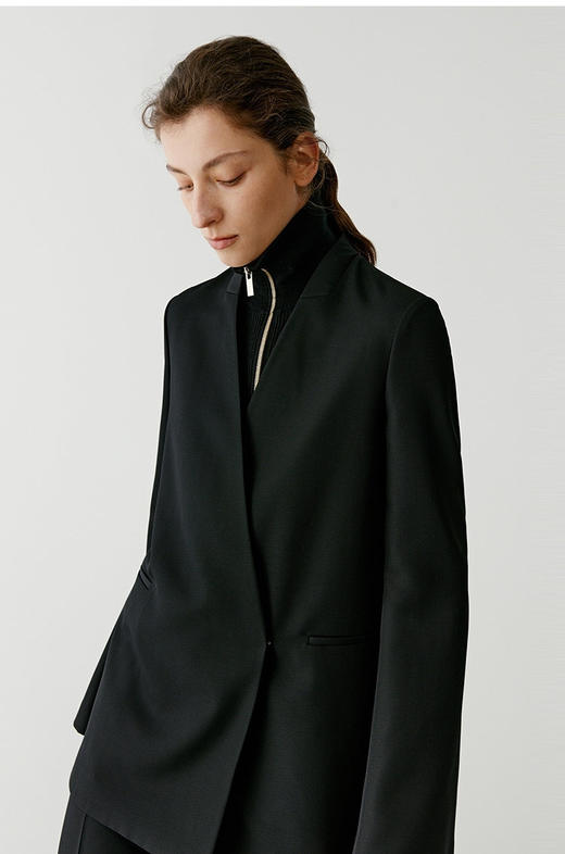 精纺羊毛西装外套 无领斜襟西装 职场女精英必备 进口精仿羊毛无领单西装 富有肌理感 线条简约干练 伞型袖型 造型别致 商品图2