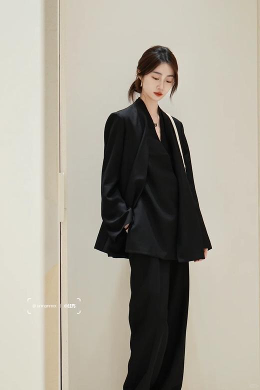 精纺羊毛西装外套 无领斜襟西装 职场女精英必备 进口精仿羊毛无领单西装 富有肌理感 线条简约干练 伞型袖型 造型别致 商品图6