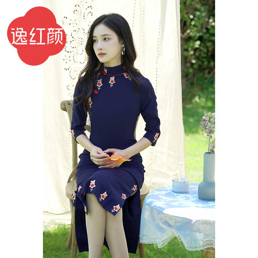 上海逸红颜 千桦 2025秋冬新款博物馆同款刺绣书卷气老画报蓝旗袍 商品图0