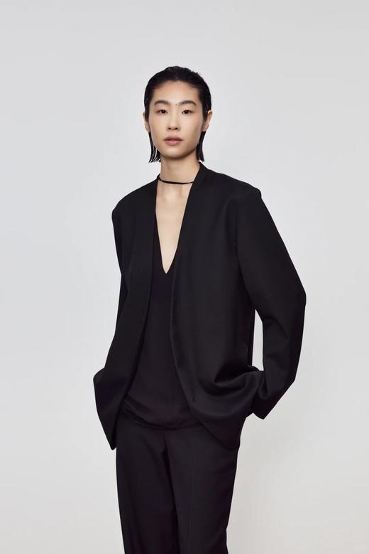 精纺羊毛西装外套 无领斜襟西装 职场女精英必备 进口精仿羊毛无领单西装 富有肌理感 线条简约干练 伞型袖型 造型别致 商品图8