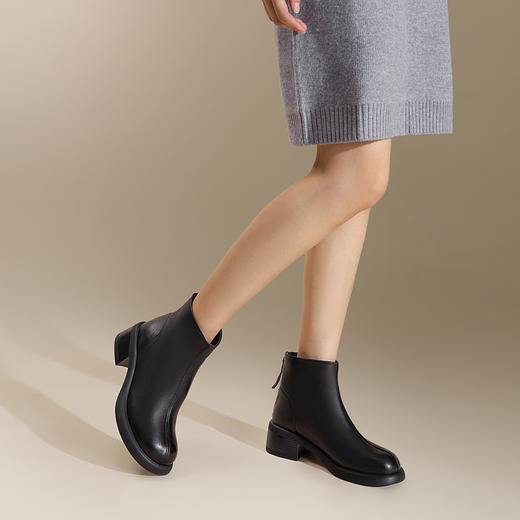 千百度美拉德粗跟羊皮时装靴女款冬季棕色短靴显瘦靴子A24570011 商品图4