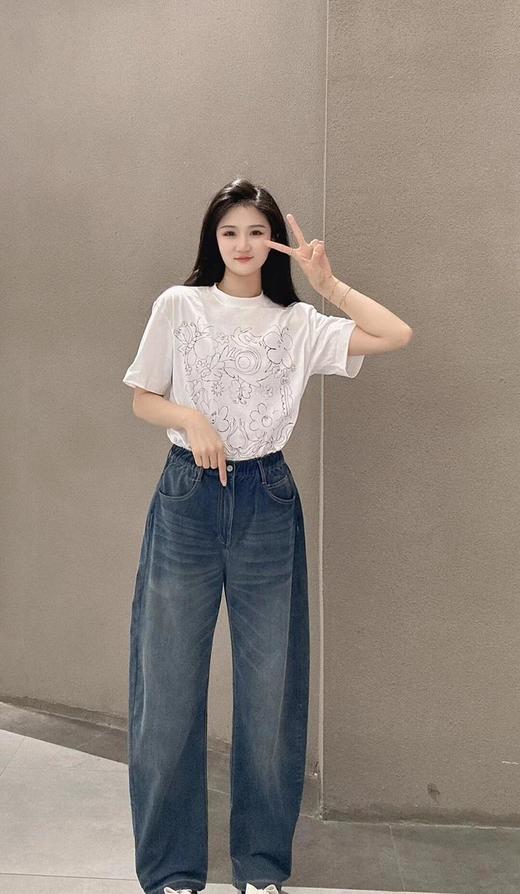 复古时髦香蕉垂感牛仔裤 优选四面弹针织牛仔布 亲和肌肤 自在无束 立裁打造弧度造型 整个裤管呈香蕉廓形 时髦好穿搭 腰部松紧抽绳双设计 舒适不勒腰 商品图4