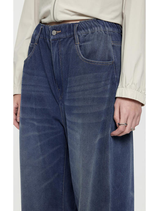 复古时髦香蕉垂感牛仔裤 优选四面弹针织牛仔布 亲和肌肤 自在无束 立裁打造弧度造型 整个裤管呈香蕉廓形 时髦好穿搭 腰部松紧抽绳双设计 舒适不勒腰 商品图1