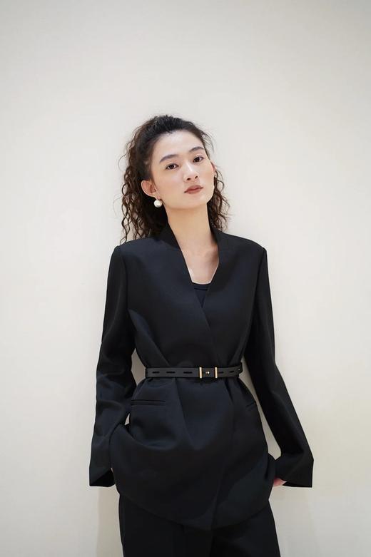 精纺羊毛西装外套 无领斜襟西装 职场女精英必备 进口精仿羊毛无领单西装 富有肌理感 线条简约干练 伞型袖型 造型别致 商品图0