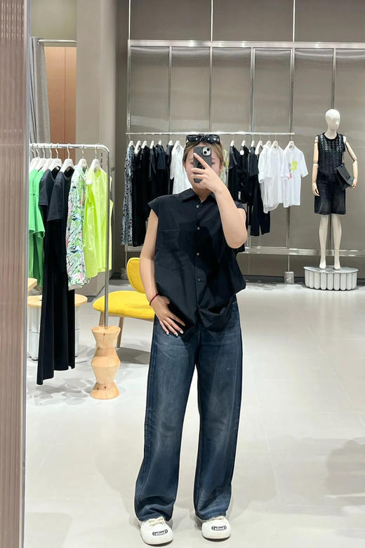 复古时髦香蕉垂感牛仔裤 优选四面弹针织牛仔布 亲和肌肤 自在无束 立裁打造弧度造型 整个裤管呈香蕉廓形 时髦好穿搭 腰部松紧抽绳双设计 舒适不勒腰 商品图3