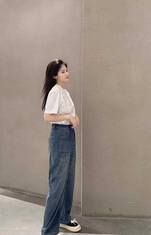 复古时髦香蕉垂感牛仔裤 优选四面弹针织牛仔布 亲和肌肤 自在无束 立裁打造弧度造型 整个裤管呈香蕉廓形 时髦好穿搭 腰部松紧抽绳双设计 舒适不勒腰 商品图5