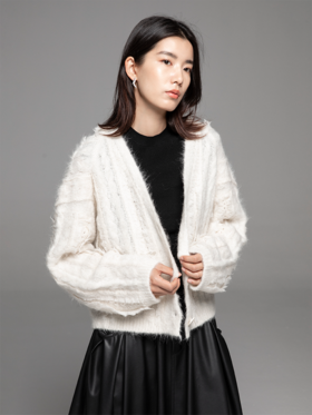 LIYIHAN 24秋季驼绒绵羊毛短款毛针织衫V领落肩开衫单排扣慵懒风