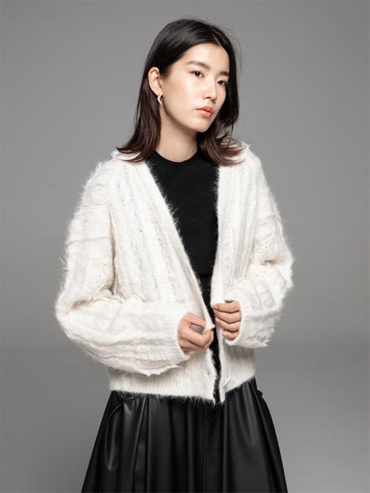 LIYIHAN 24秋季驼绒绵羊毛短款毛针织衫V领落肩开衫单排扣慵懒风 商品图0