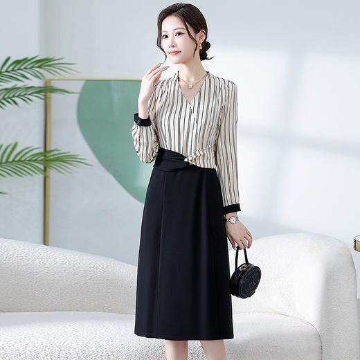 QYMKED-6488-Y 长袖条纹连衣裙拼结时尚假两件中长款包臀裙秋季新款女装A字裙 商品图1