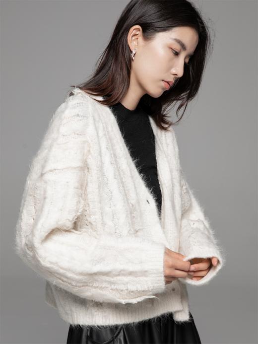 LIYIHAN 24秋季驼绒绵羊毛短款毛针织衫V领落肩开衫单排扣慵懒风 商品图2
