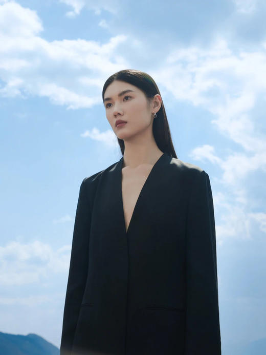 精纺羊毛西装外套 无领斜襟西装 职场女精英必备 进口精仿羊毛无领单西装 富有肌理感 线条简约干练 伞型袖型 造型别致 商品图1