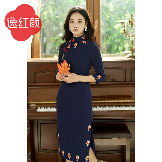 上海逸红颜 千桦 2025秋冬新款博物馆同款刺绣书卷气老画报蓝旗袍 商品图4