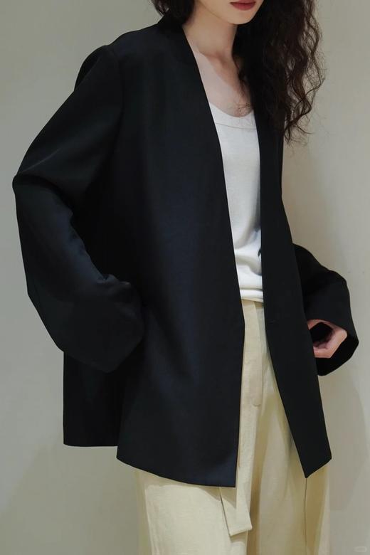 精纺羊毛西装外套 无领斜襟西装 职场女精英必备 进口精仿羊毛无领单西装 富有肌理感 线条简约干练 伞型袖型 造型别致 商品图10