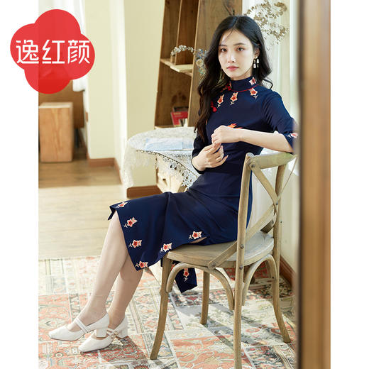 上海逸红颜 千桦 2025秋冬新款博物馆同款刺绣书卷气老画报蓝旗袍 商品图3