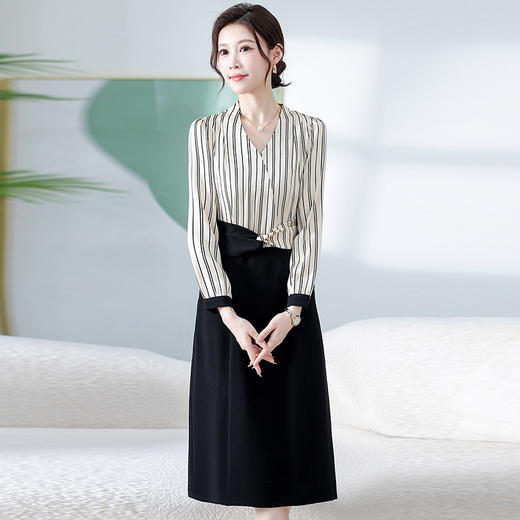 QYMKED-6488-Y 长袖条纹连衣裙拼结时尚假两件中长款包臀裙秋季新款女装A字裙 商品图0