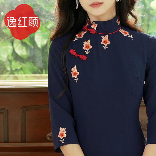 上海逸红颜 千桦 2025秋冬新款博物馆同款刺绣书卷气老画报蓝旗袍 商品图2